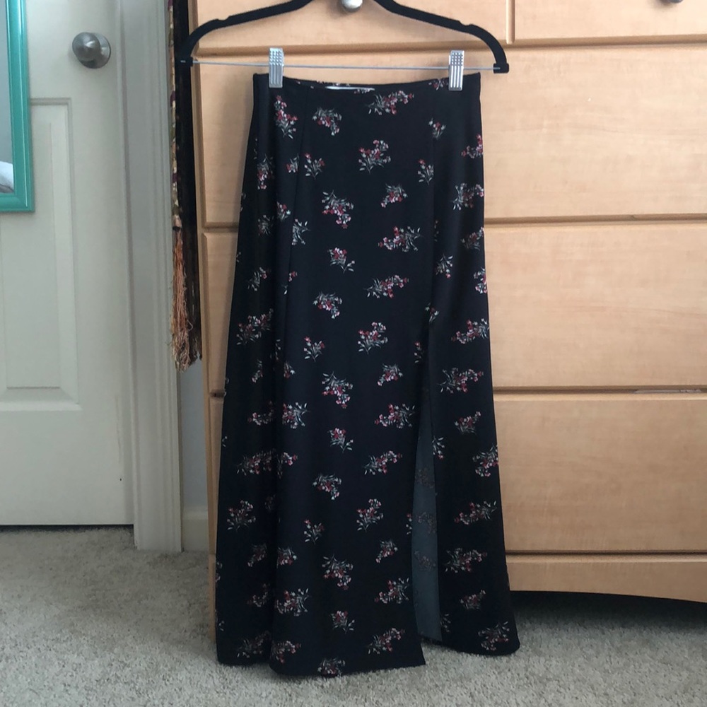 Abercrombie and Fitch black floral midi skirt with high slit, size XXS EUC